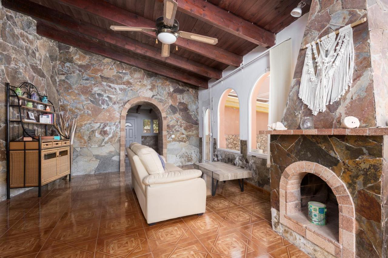 Home2Book Quiet Villa With Private Pool Triquivijate Екстериор снимка